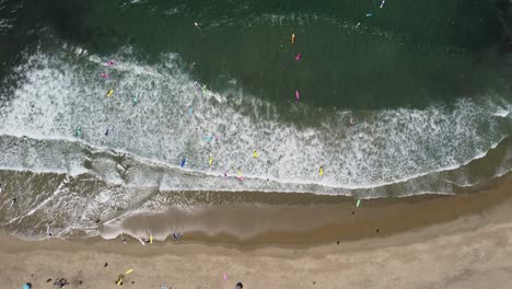 Toma-Aérea-De-Surfistas-En-El-Océano-Pacífico