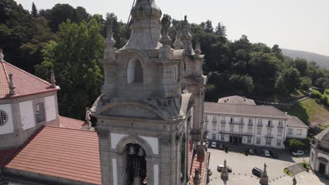 movimiento de paralaje aéreo campanas torres de la iglesia de bom jesus do monte - braga