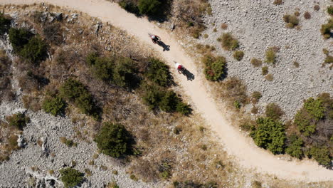 vista superior de personas en bicicleta que conducen hacia el mirador del parque nacional krka en croacia