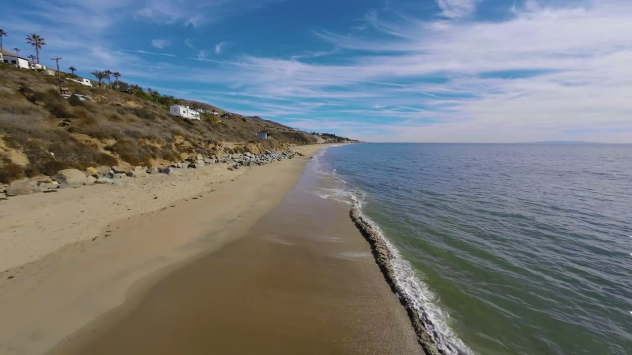 imágenes de drones sobre las olas en malibu beach california