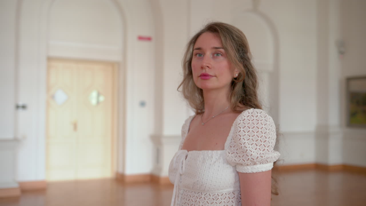 Donna che visita un museo d'arte e ammira i dipinti