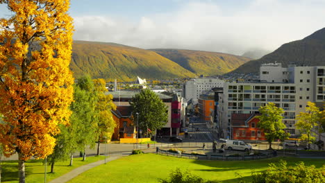 vista panorámica de los árboles otoñales en la ciudad de tromso en noruega.