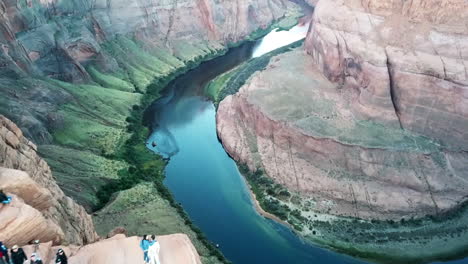 Aerial-Shot-Of-Tourists-At-Horseshoe-Bend-Overlook-Lookout-Viewpoint,-Arizona
