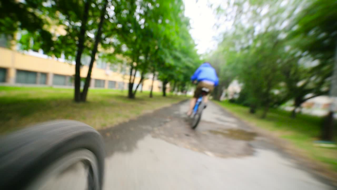 Ciclista su una pista ciclabile urbana
