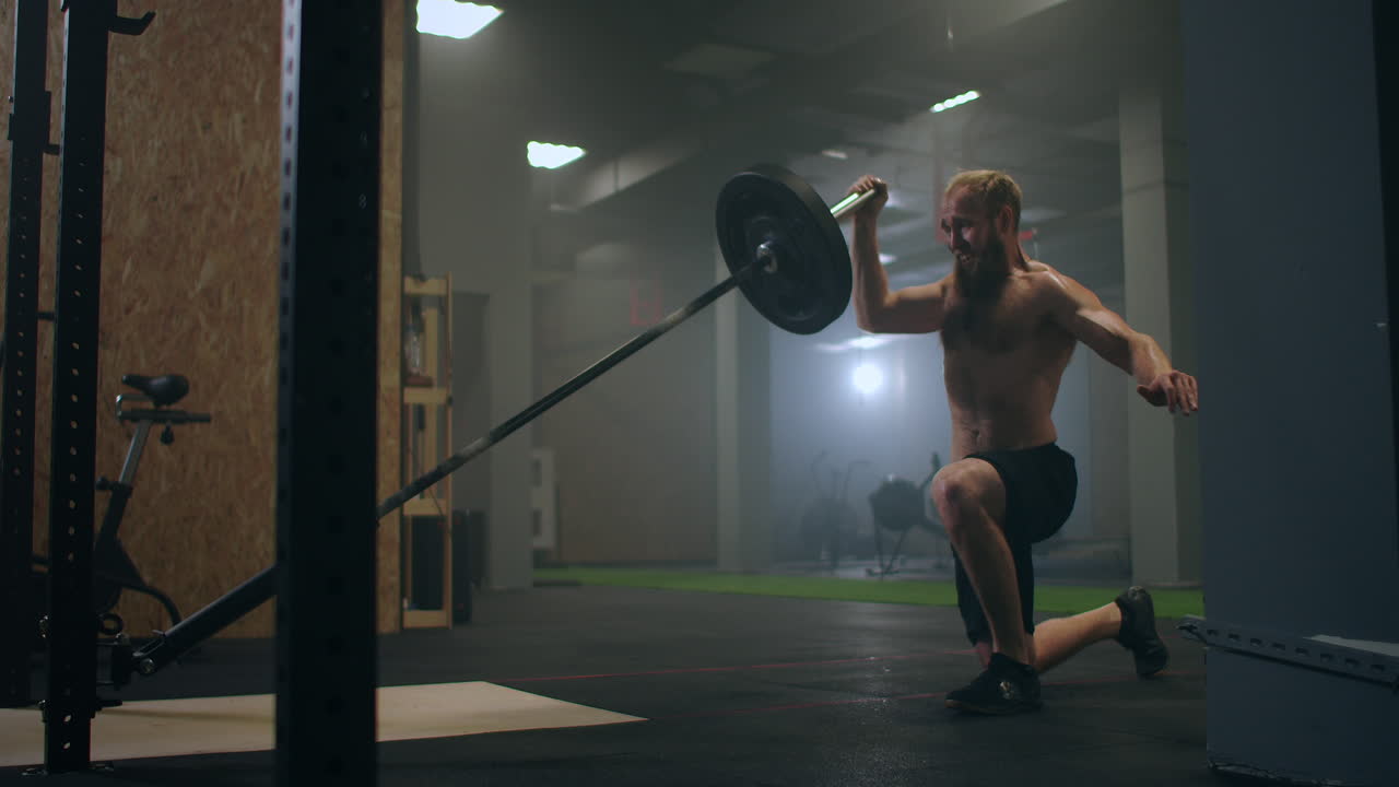 권투 선수의 타격 기법의 훈련. 한 손으로 바를 밀어. 싸움 ⁇ 을 위한 힘의 쌓임. 스포츠맨의 훈련.