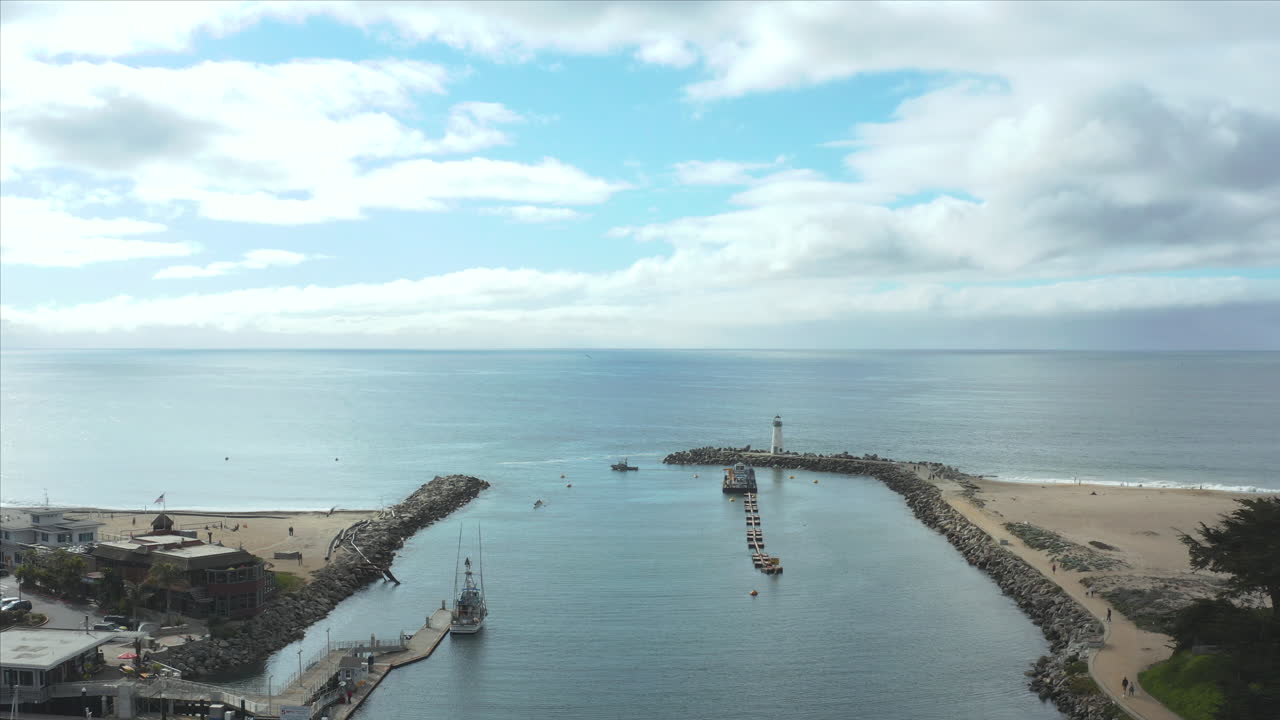 미국 캘리포니아주 산타크루즈 부두에 있는 월튼 등대의 공중 드론 샷