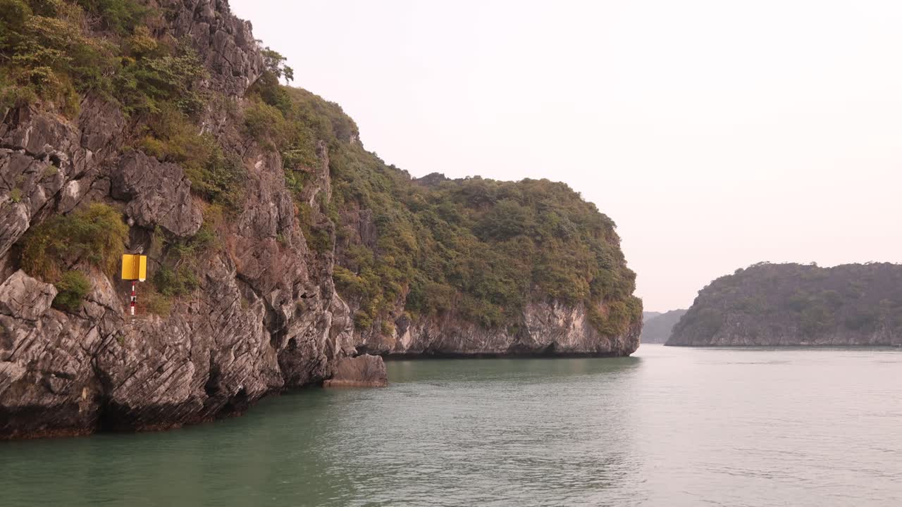 vista de un barco flotando a través de escarpados acantilados de piedra caliza en cat ba y la bahía de halong en el norte de vietnam