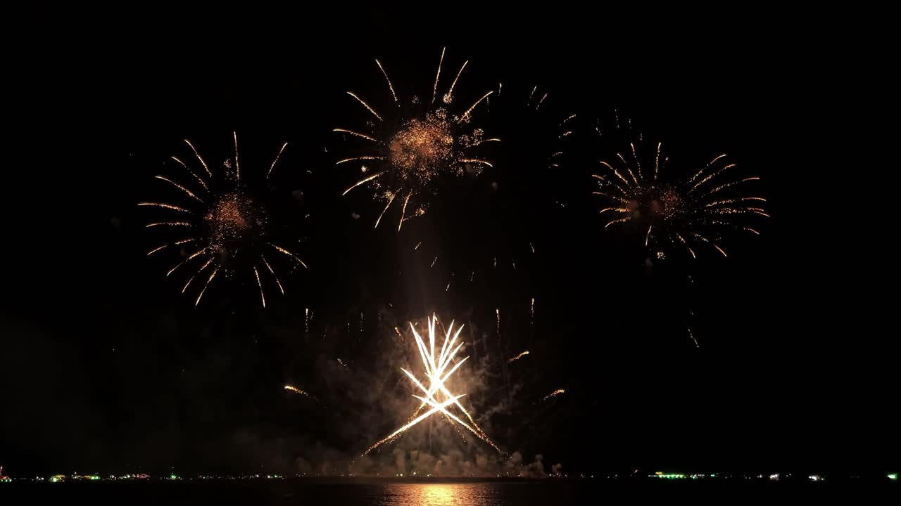 magnífico festival de fuegos artificiales al final del año cerca de la costa