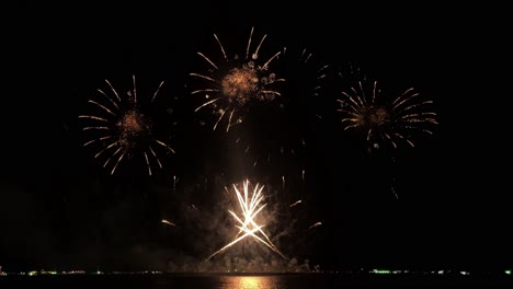 Magnífico-Festival-De-Fuegos-Artificiales-De-Fin-De-Año-Cerca-De-La-Costa.