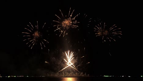 magnífico festival de fuegos artificiales al final del año cerca de la costa
