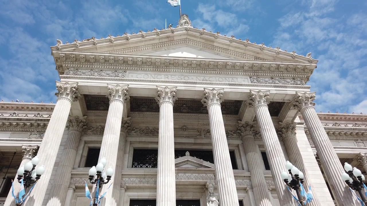 Congresso Nazionale Argentino, ingresso dell'edificio, sotto un cielo limpido