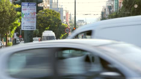 Mirando-hacia-abajo-la-calle-muy-transitada-en-Atenas