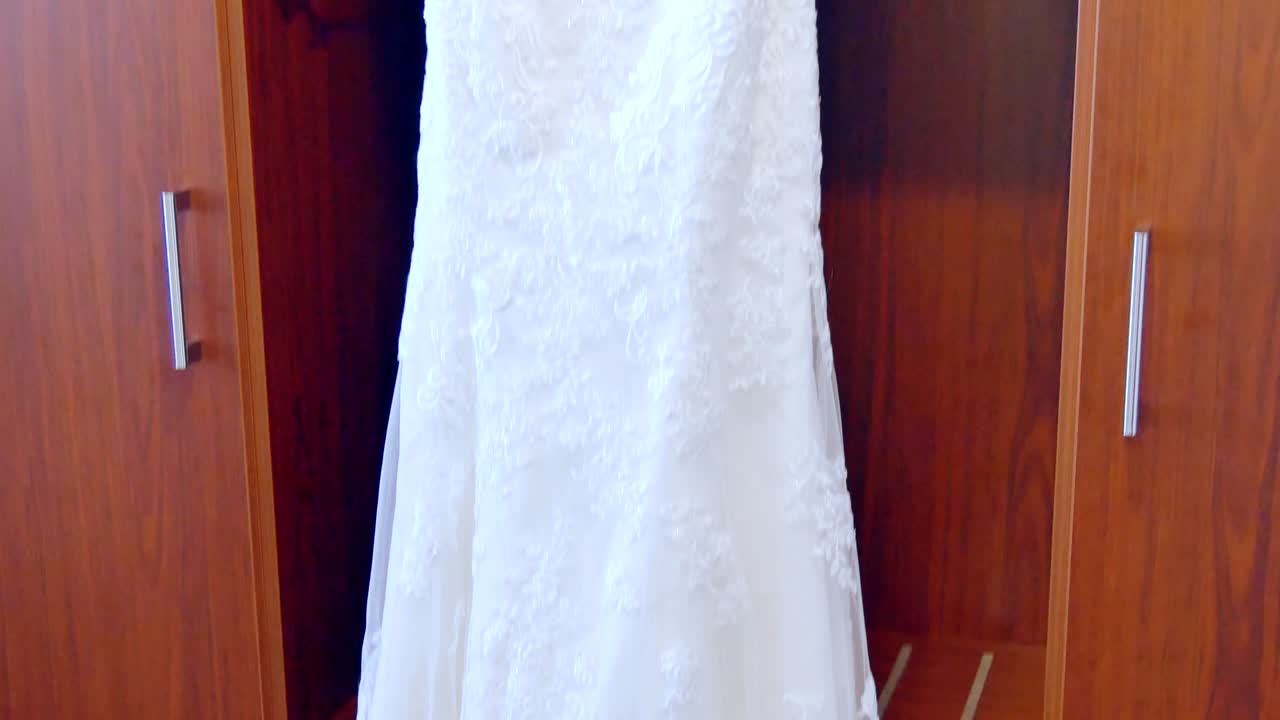 широкий снимок невесты - свадебное платье подружки невесты