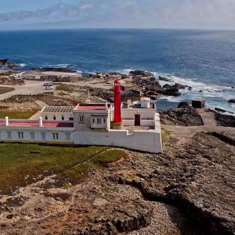 faro en un acantilado cerca del océano atlántico, sintra, portugal vista aérea