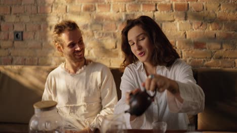 pareja disfrutando de una taza de té juntos en casa