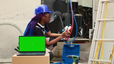 Manifold-gauges-and-green-screen-laptop