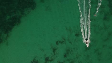 toma aérea de un esquiador acuático