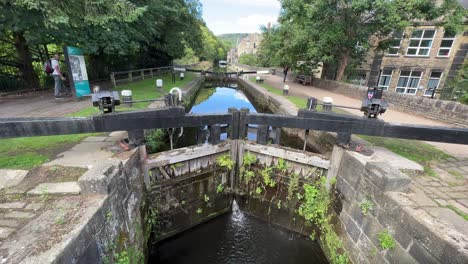 Bloqueo-De-Canal-Antiguo-En-Un-Canal-Inglés-En-El-Oeste-De-Yorkshire,-Inglaterra,-Reino-Unido