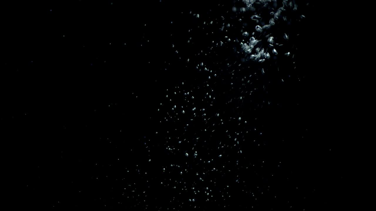 burbujas de aire girando bajo el agua.