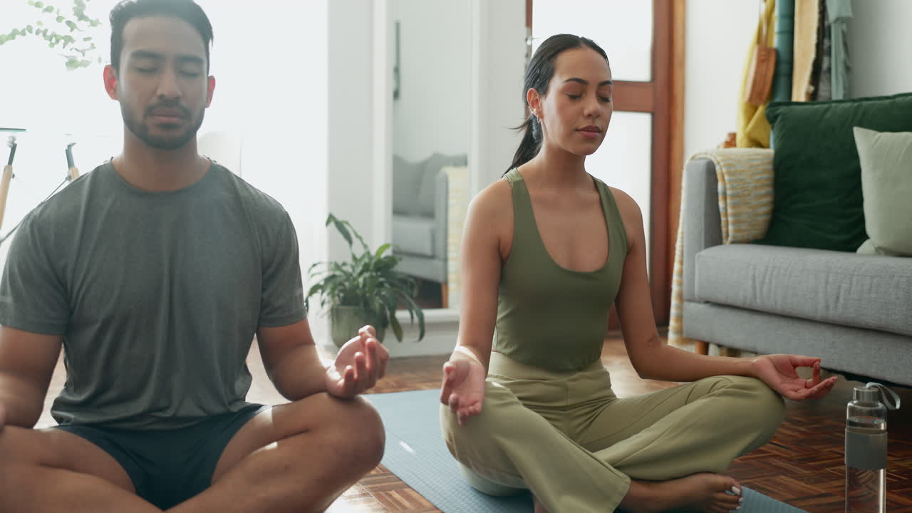Casa, meditazione e coppia con allenamento