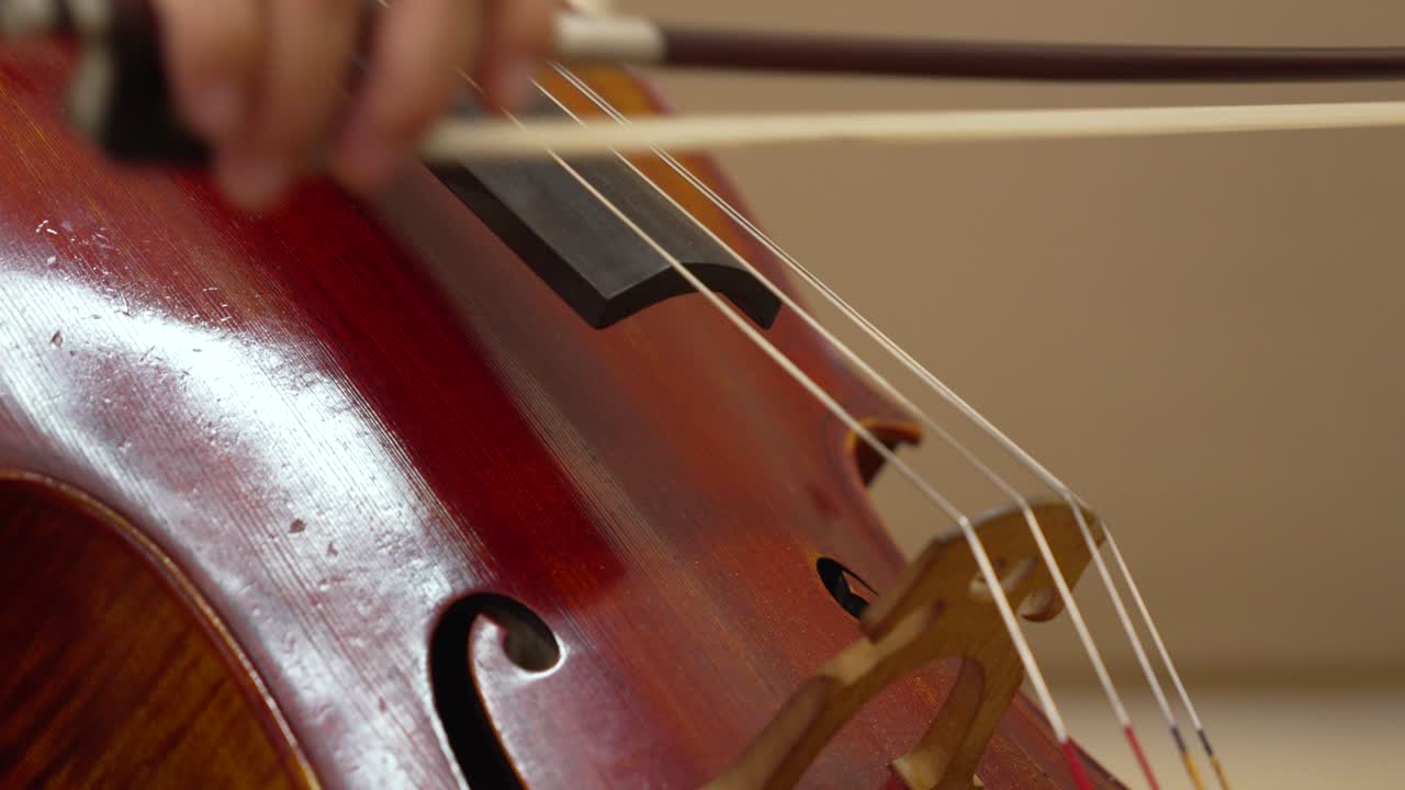 momentos melódicos: una conmovedora interpretación de violonchelo