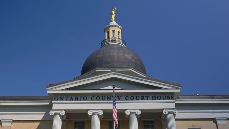 Vista frontale inquadrata dal basso del bellissimo tribunale della contea di Ontario a Canandaigua, New York, vicino al lago Canandaigua