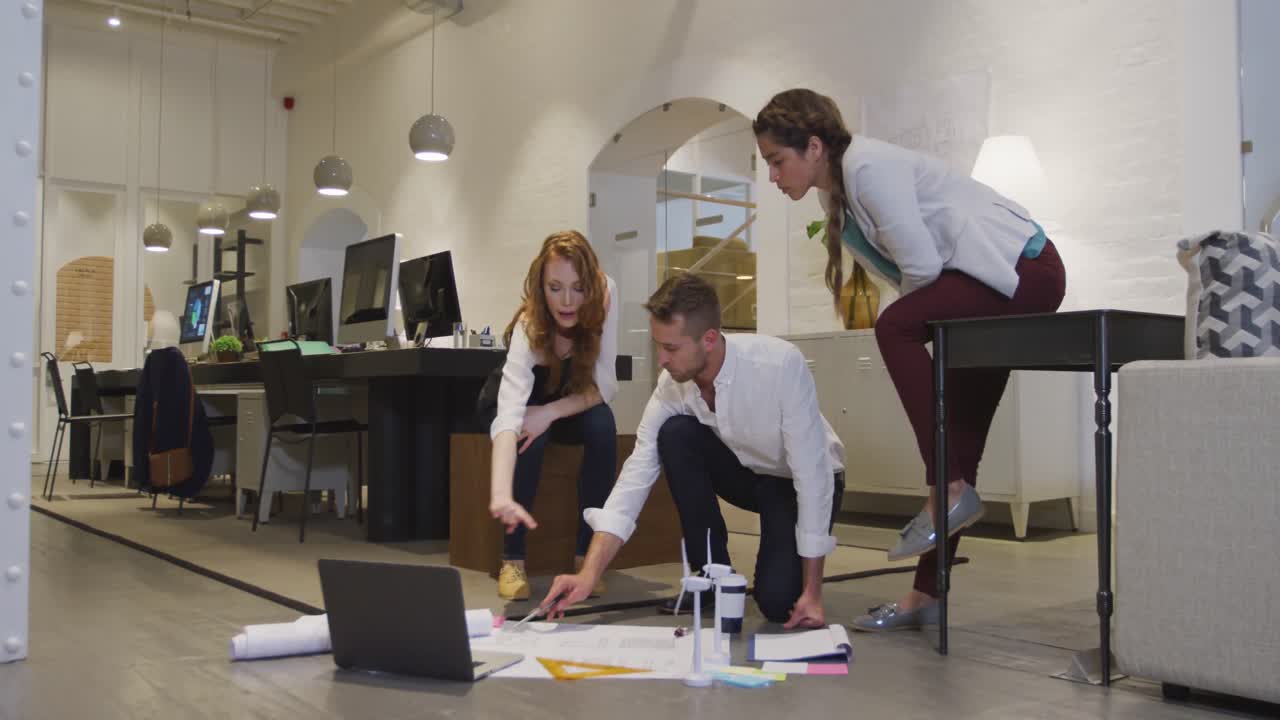 personas de negocios que trabajan en oficinas modernas