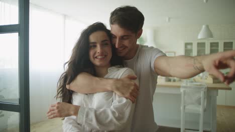 pareja feliz abrazada en su nuevo hogar. primer plano joven planificación familiar interior
