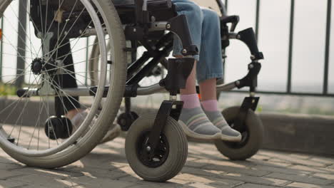 Beine-Eines-Mädchens-Mit-Multipler-Sklerose,-Das-Im-Rollstuhl-Sitzt