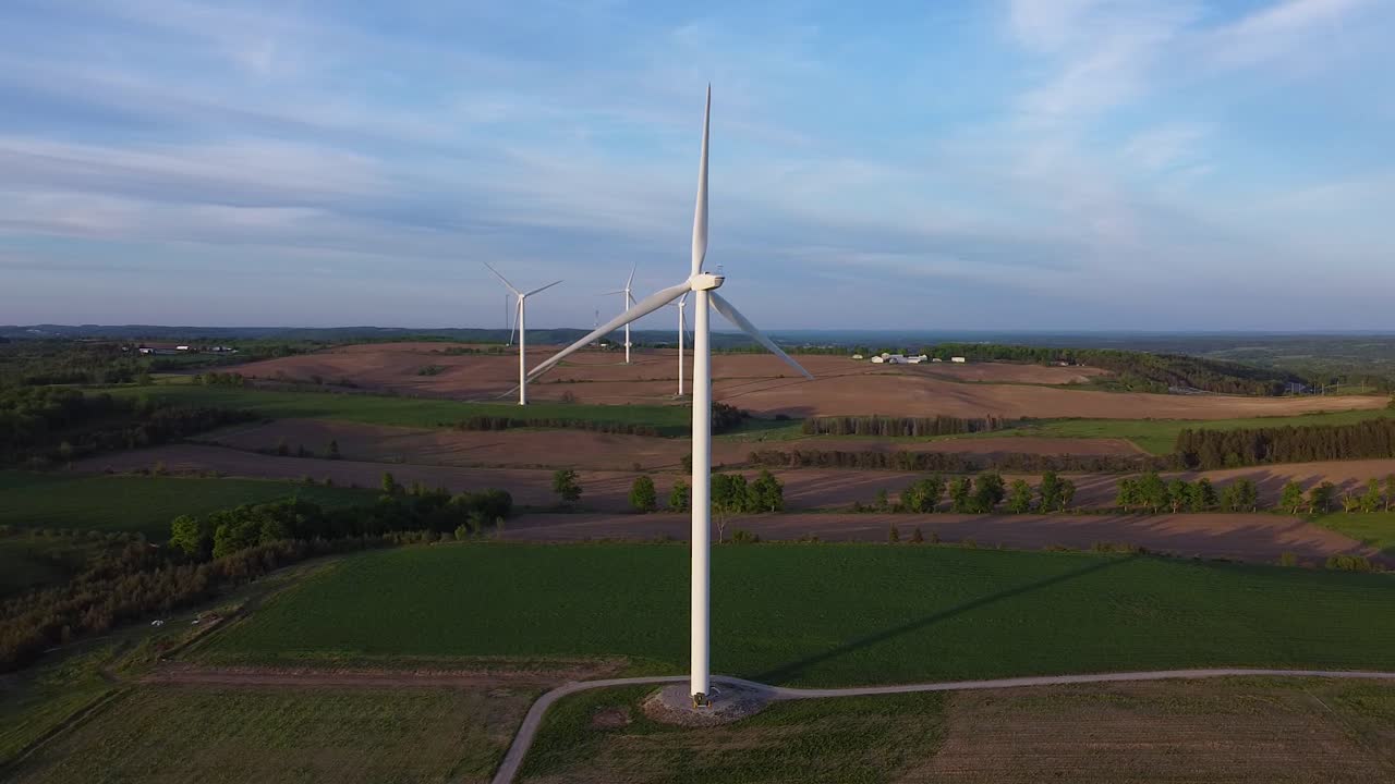 Veduta aerea di parchi eolici per energia verde rinnovabile e sostenibile sui campi.
