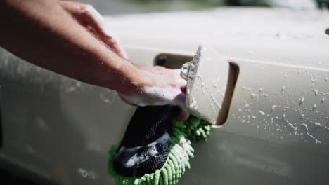 Lavar-Un-Auto-Con-Agua-En-Un-Día-Soleado-De-Verano-En-Canadá