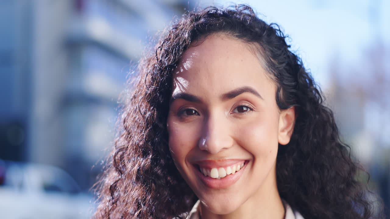 cara, sonrisa y feliz con una mujer en la ciudad