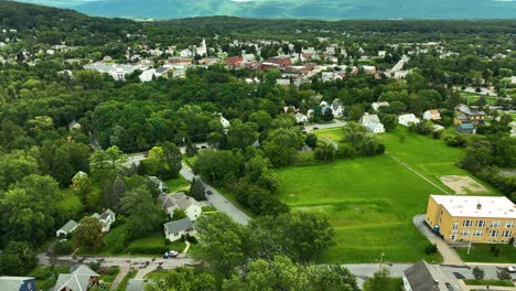 Immer-Noch-Aus-Der-Luft,-Mit-Blick-Auf-Das-üppige-Grün-Des-Campus