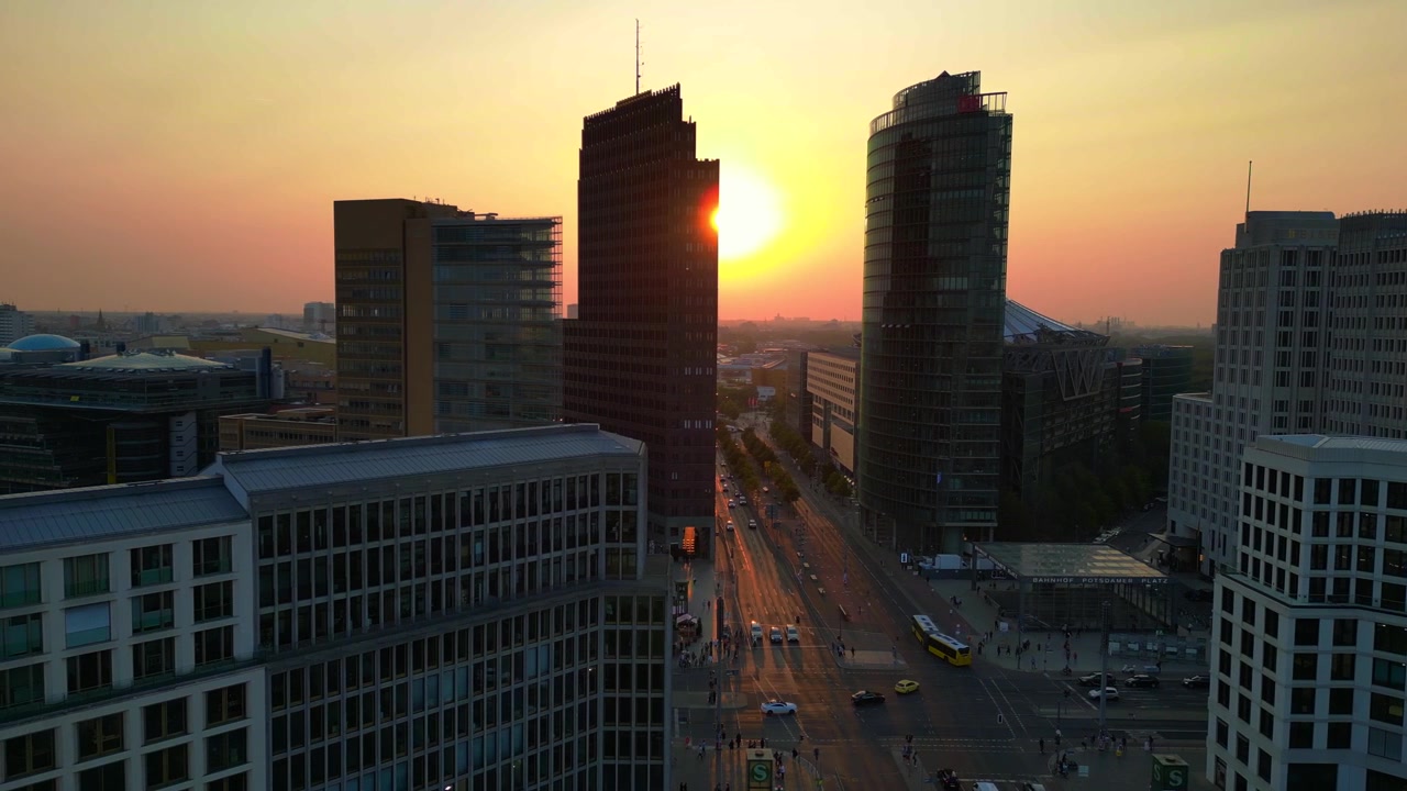 Horizonte de Potsdamer Platz em Berlim durante o pôr do sol na hora dourada, com o tráfego fluindo nas estradas. Vista aérea espetacular, voo de drone com movimento dolly para a esquerda.