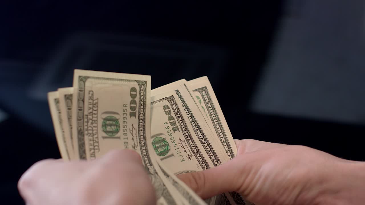 Kvinde tæller dollarsedler. Personlige udgifter, pengeberegning.