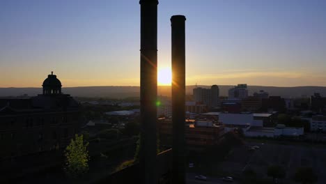 Hermosa-Puesta-De-Sol-Y-Edificio-Abandonado-Con-Pila-De-Humo