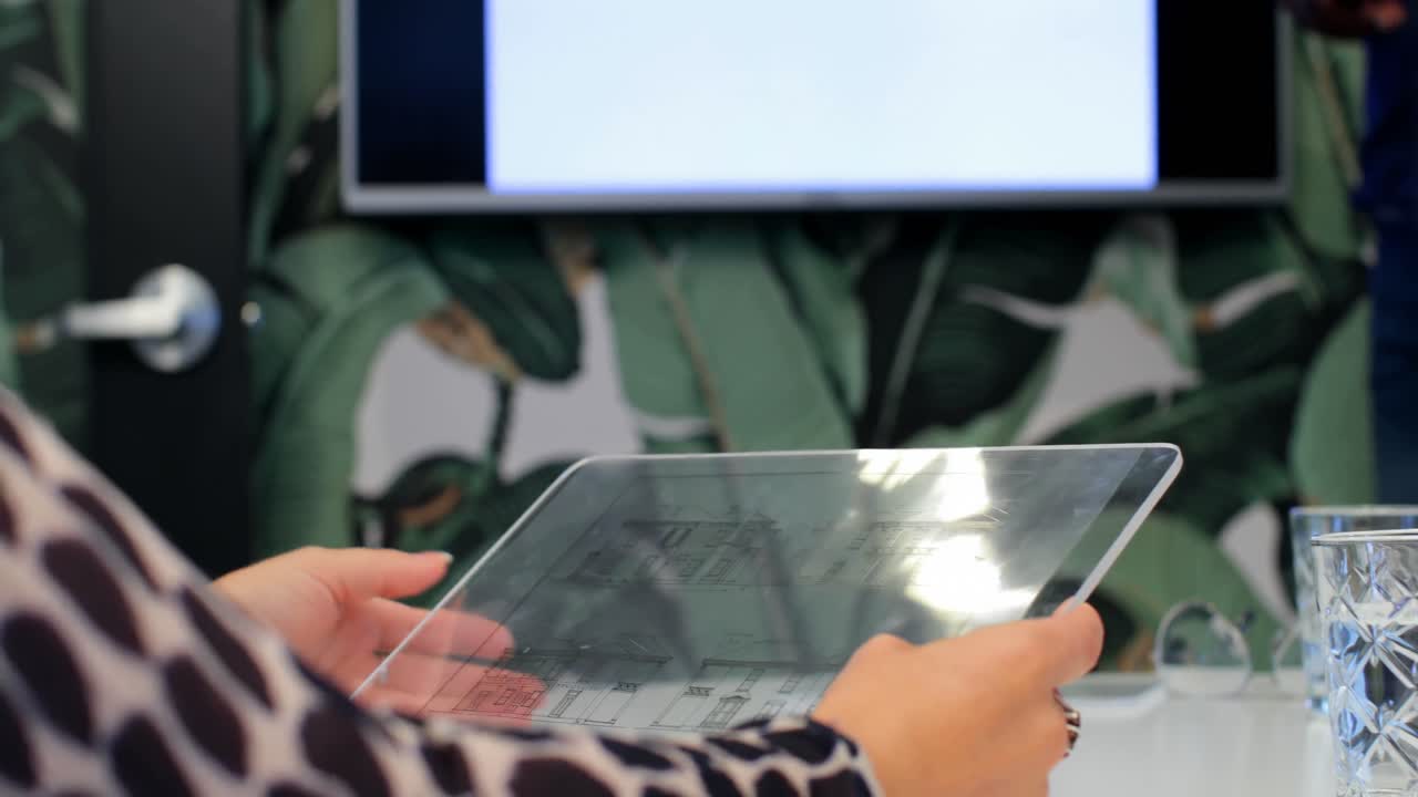 사무실 4k에서 디지털 태블릿을 사용하는 여성 임원