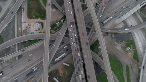 este video trata sobre un lapso de tiempo de tráfico en hora pico en la autopista en houston, texas