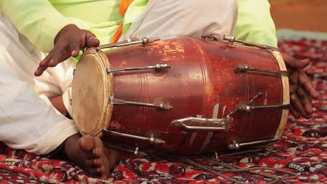 Rajasthan,-Inder.-Schlagzeuger-Spielt-Traditionelles-Indisches-Instrument-Auf-Der-Straße.