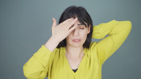 편두통을  ⁇ 고 있는 여성이 통증을 경험하고 있습니다.