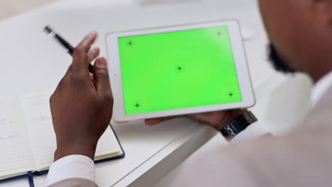 pantalla verde, maqueta y hombre de negocios con una tableta