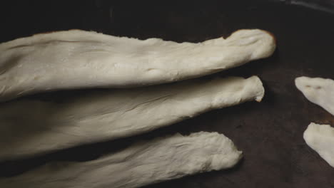 primer plano de un pan plano semilunar único, parte importante de la cocina kakhetiana