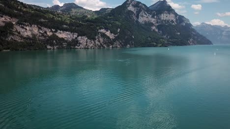 toma aérea de un lago fiordo en suiza