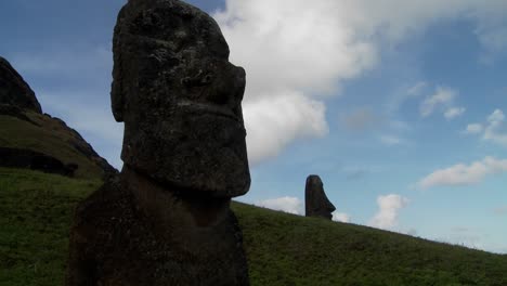 Ein-Zeitraffer-Von-Wolken,-Die-Sich-Hinter-Statuen-Der-Osterinsel-Bewegen