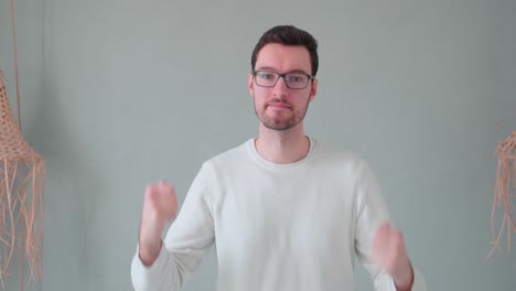 joven alegría vítores grito de alegría emoción closeup retrato hipster hombre barba
