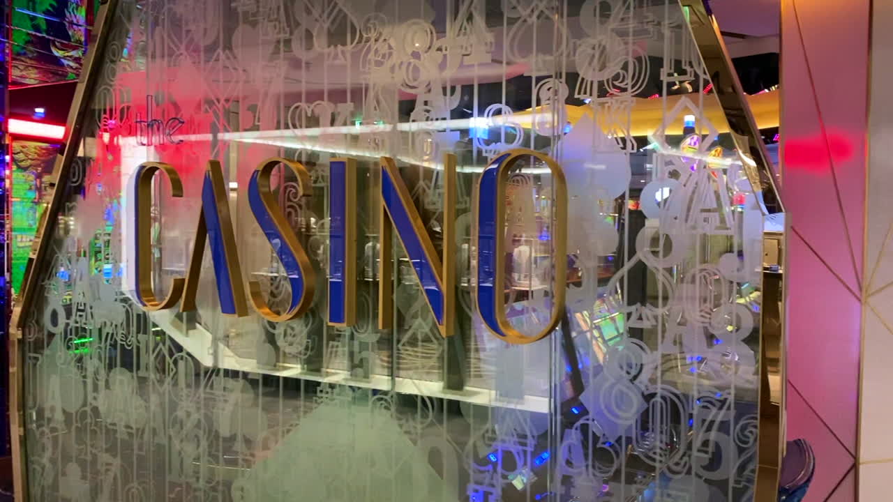 백그라운드에서 슬롯 머신을 사용하여 열기 전에 유람선의 카지노 입구