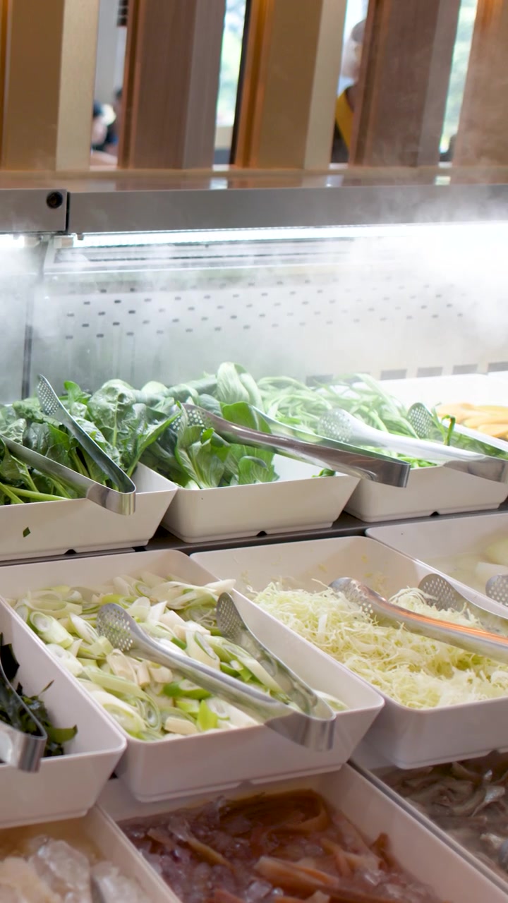 Vegetais Frescos e Ingredientes em Expositor de Buffet Refrigerado de Restaurante