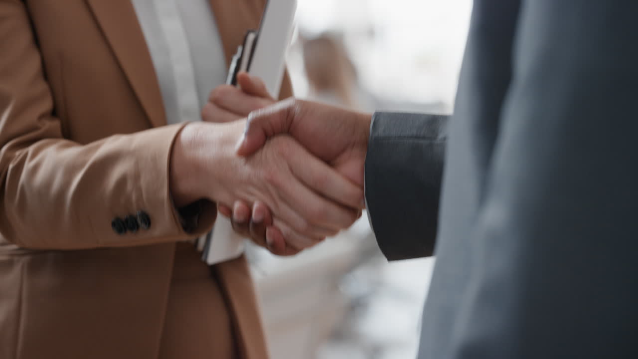 близкие деловые люди пожимают руки корпоративные партнерские соглашения приветствующие возможности для сотрудничества в офисе