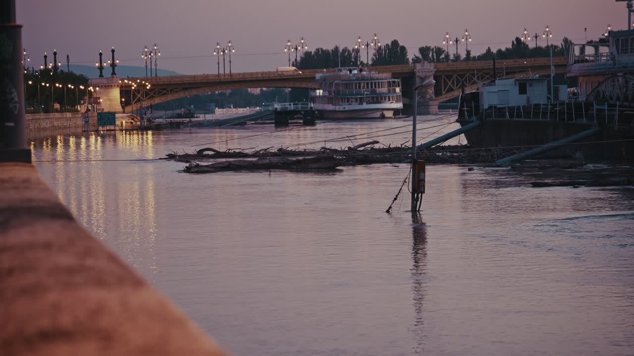 부다페스트의 마가레트 다리 근처의 강을 따라 떠다니는 아침 초기의 잔해