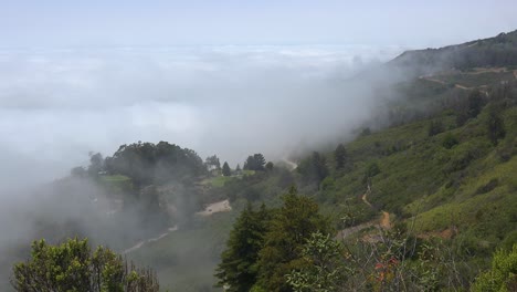 La-Niebla-Llega-A-La-Costa-De-California,-Cerca-De-Big-Sur,-En-Esta-Espectacular-Toma-De-Lapso-De-Tiempo